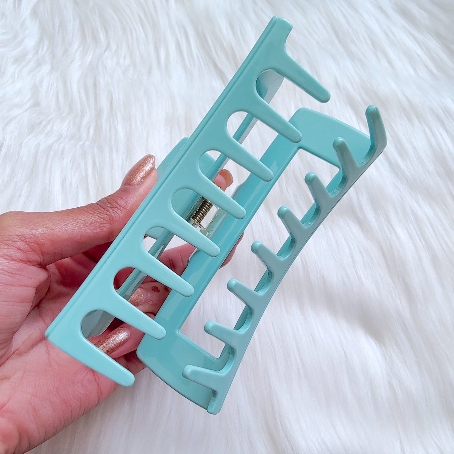 Layla large hair claw in Aqua
